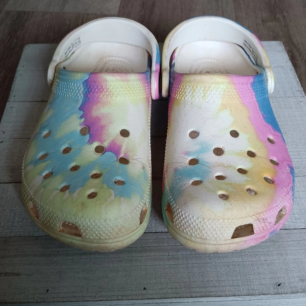 CROCS Tie Dye Water Shoes Size M4 W6 (SEE FLAW IN PHOTOS)